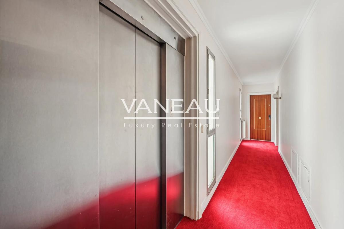 Paris XVIe - Muette - studio avec balcon à rénover