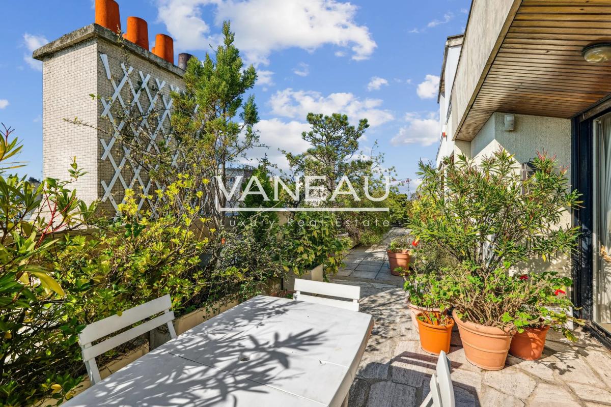 Paris XIVe – dernier étage avec terrasse panoramique