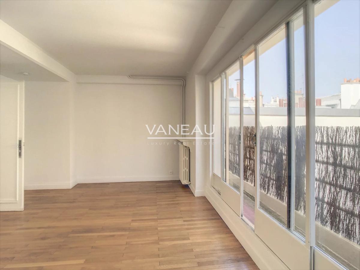 Paris XIVe - studio lumineux avec balcon et vue dégagée