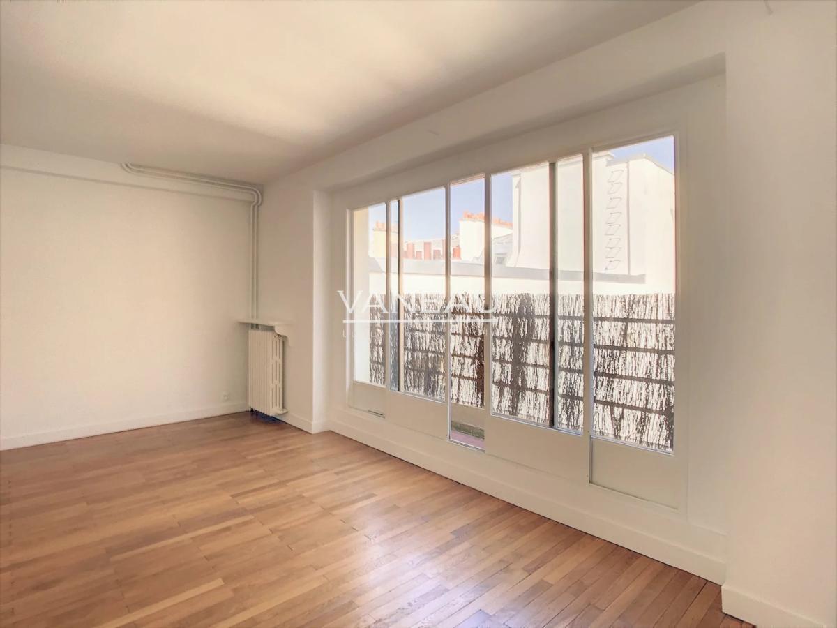 Paris XIVe - studio lumineux avec balcon et vue dégagée