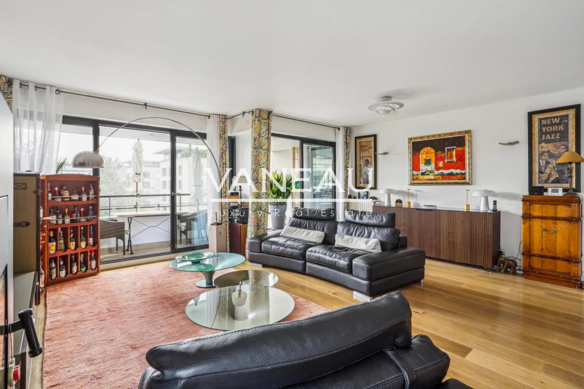 Paris XVIIe - Appartement familial avec terrasse, vue dégagée.