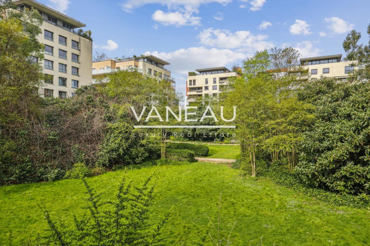 Paris XVIIe - Appartement familial avec terrasse, vue dégagée.
