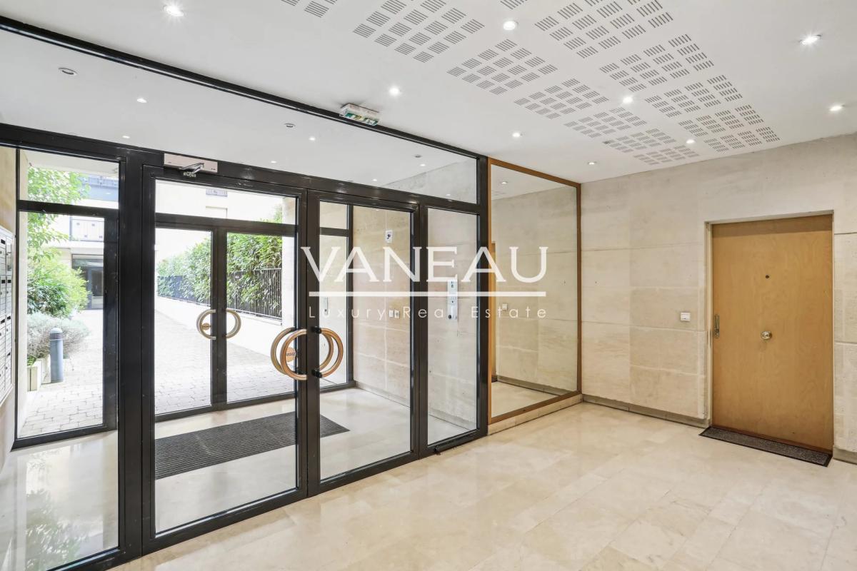 Paris XVIIe - Appartement familial avec terrasse, vue dégagée.