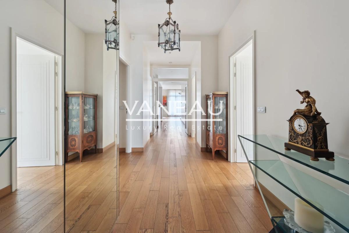 Paris XVI Longchamp, appartement familial en étage élevé.