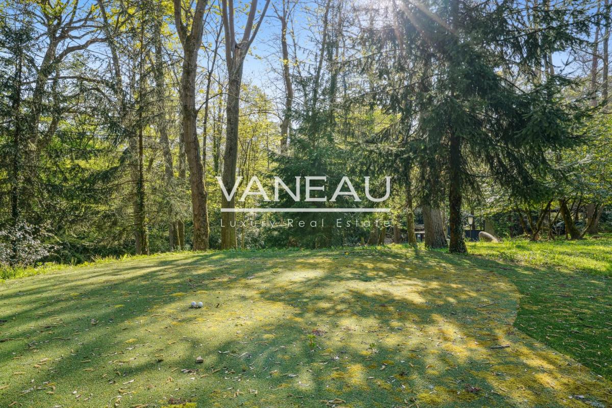 Maison d'architecte sur terrain arboré