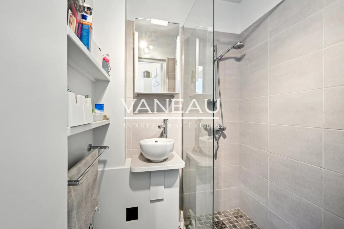 Paris XVe - Blomet - Appartement deux pièces en étage élevé