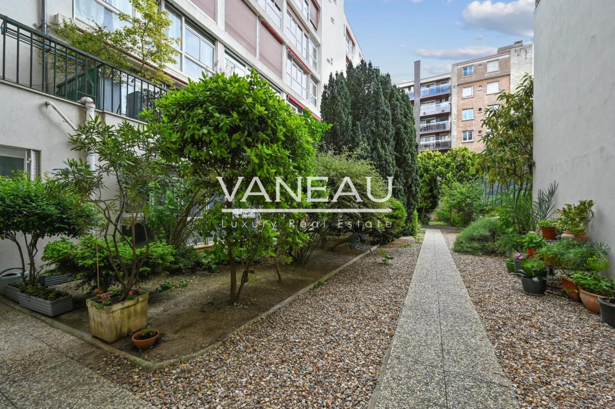 Paris XVe - Blomet - Appartement deux pièces en étage élevé