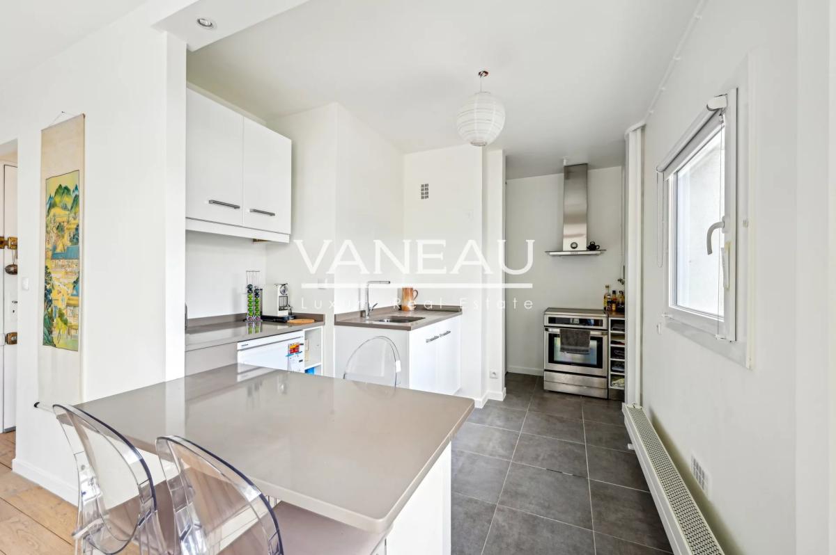 Paris XVe - Blomet - Appartement deux pièces en étage élevé