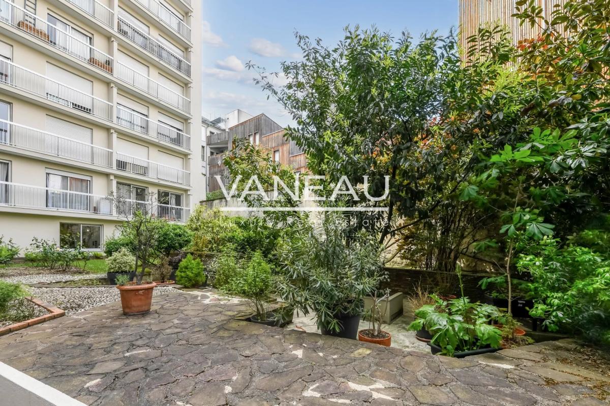Paris XVIIIème - Trois pièces de 57 m² avec balcon et box -