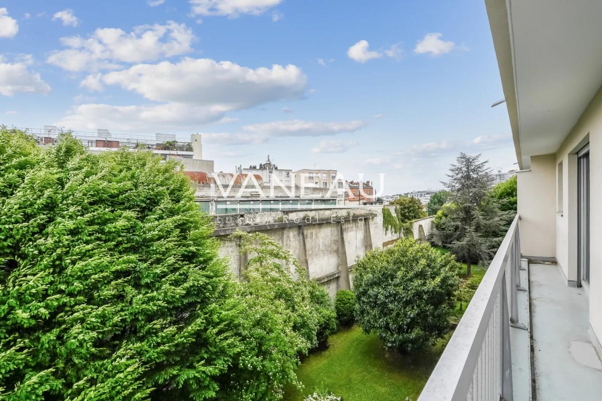 Paris XVIIIème - Trois pièces de 57 m² avec balcon et box -