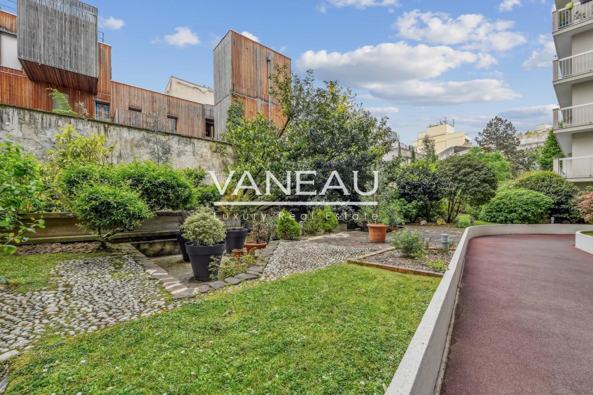 Paris XVIIIème - Trois pièces de 57 m² avec balcon et box -