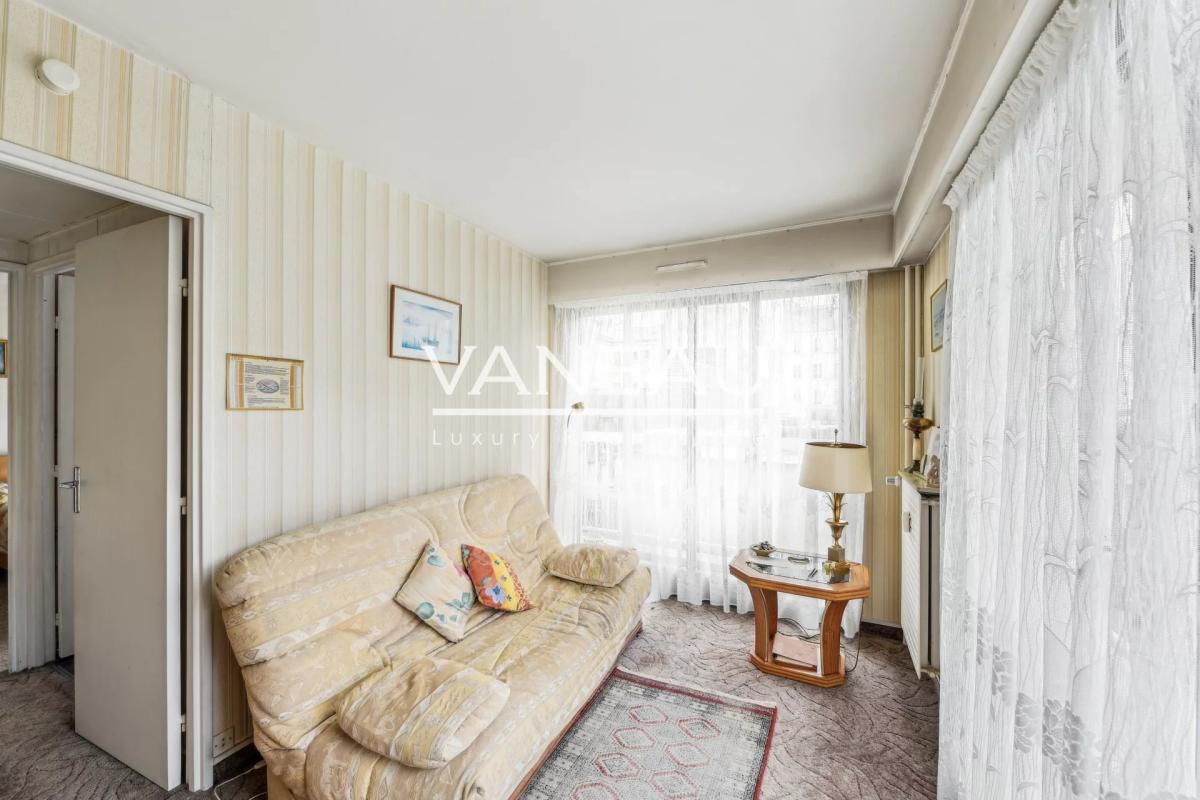 Paris XVIIIème - Trois pièces de 57 m² avec balcon et box -