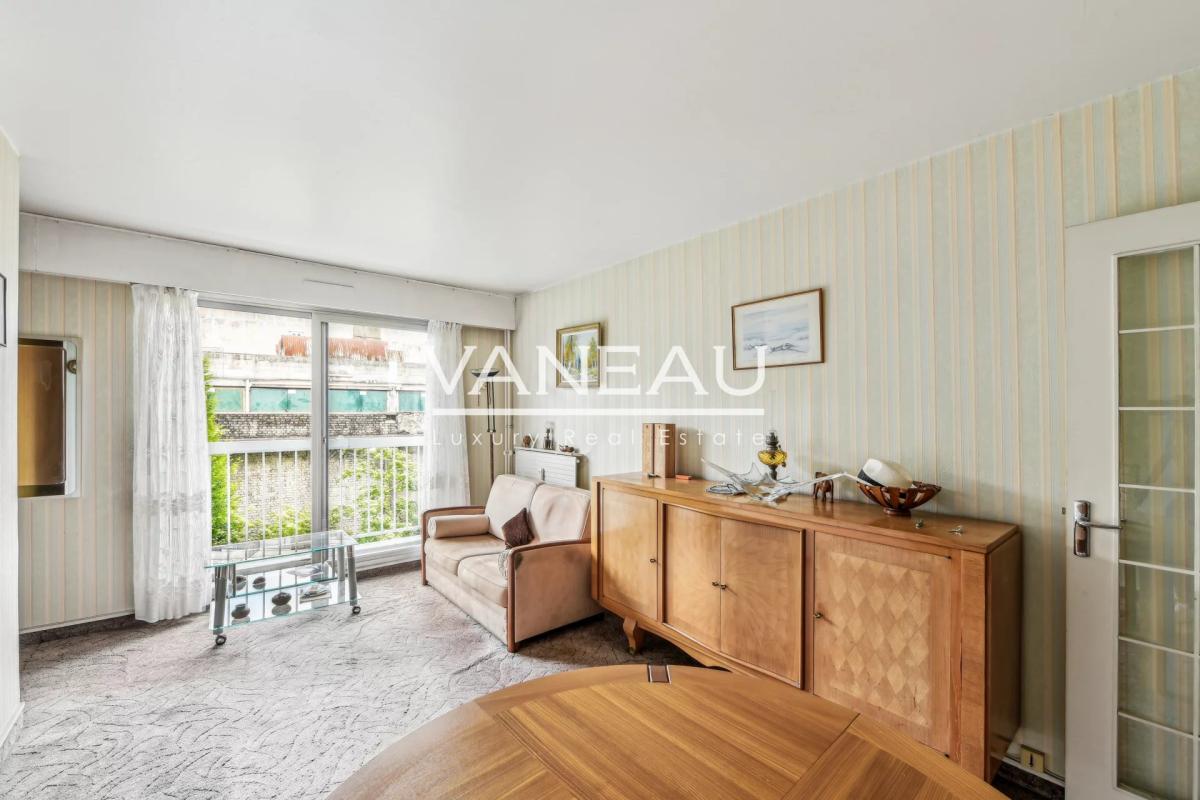 Paris XVIIIème - Trois pièces de 57 m² avec balcon et box -
