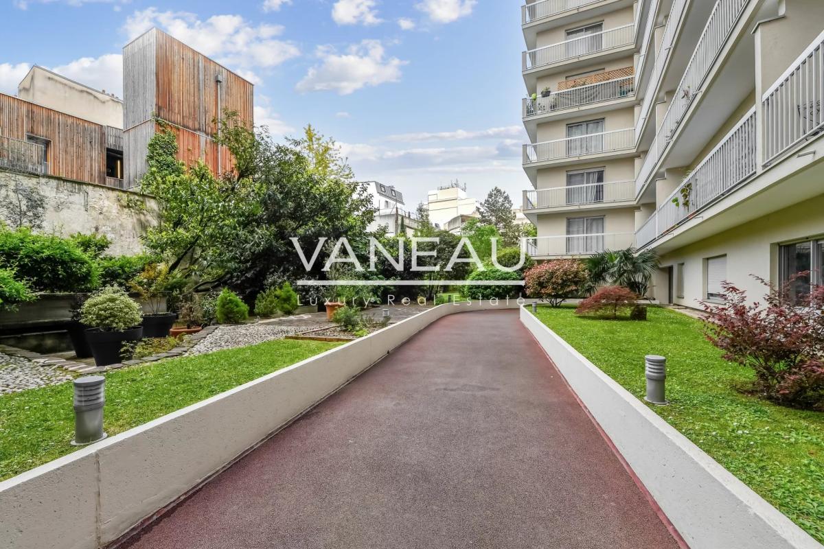Paris XVIIIème - Trois pièces de 57 m² avec balcon et box -
