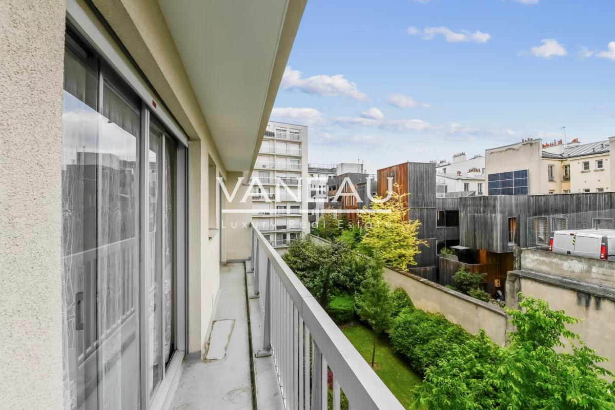 Paris XVIIIème - Trois pièces de 57 m² avec balcon et box -