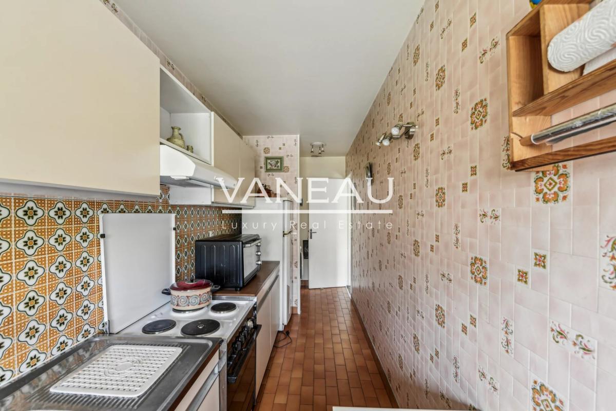 Paris XVIIIème - Trois pièces de 57 m² avec balcon et box -