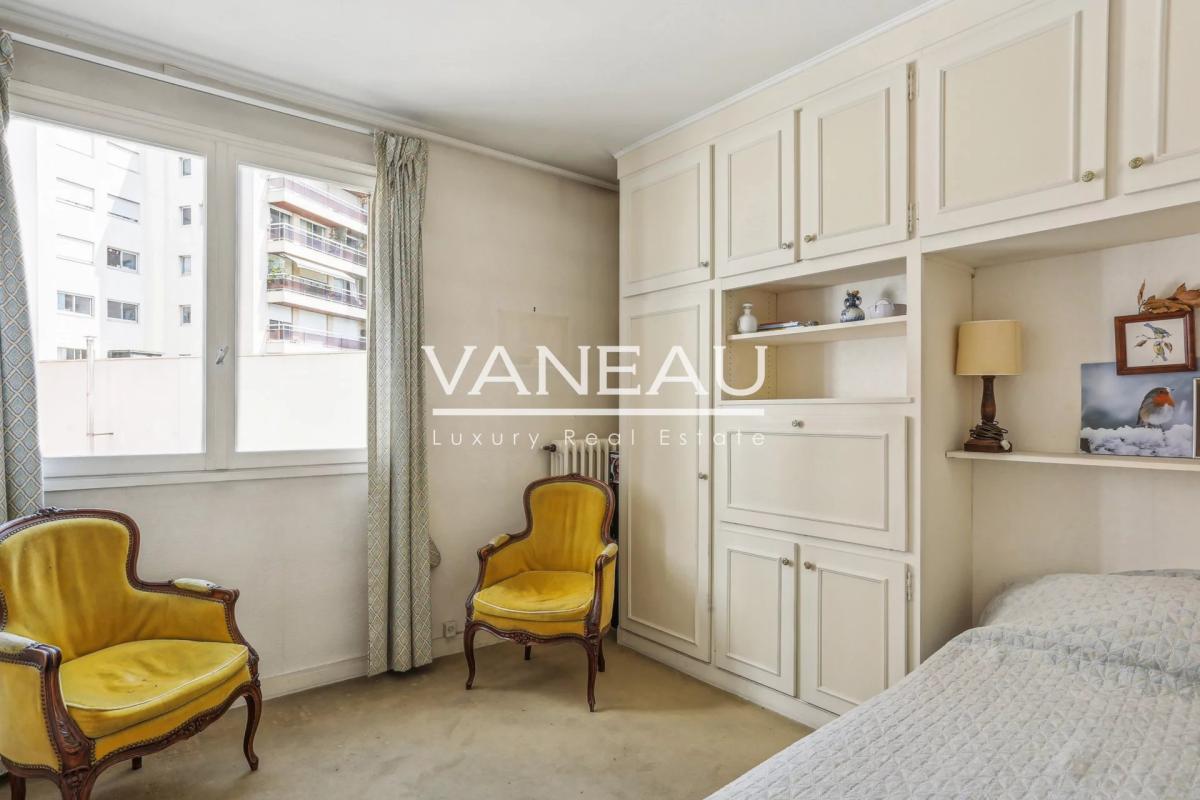 Deux chambres, en étage avec balcon