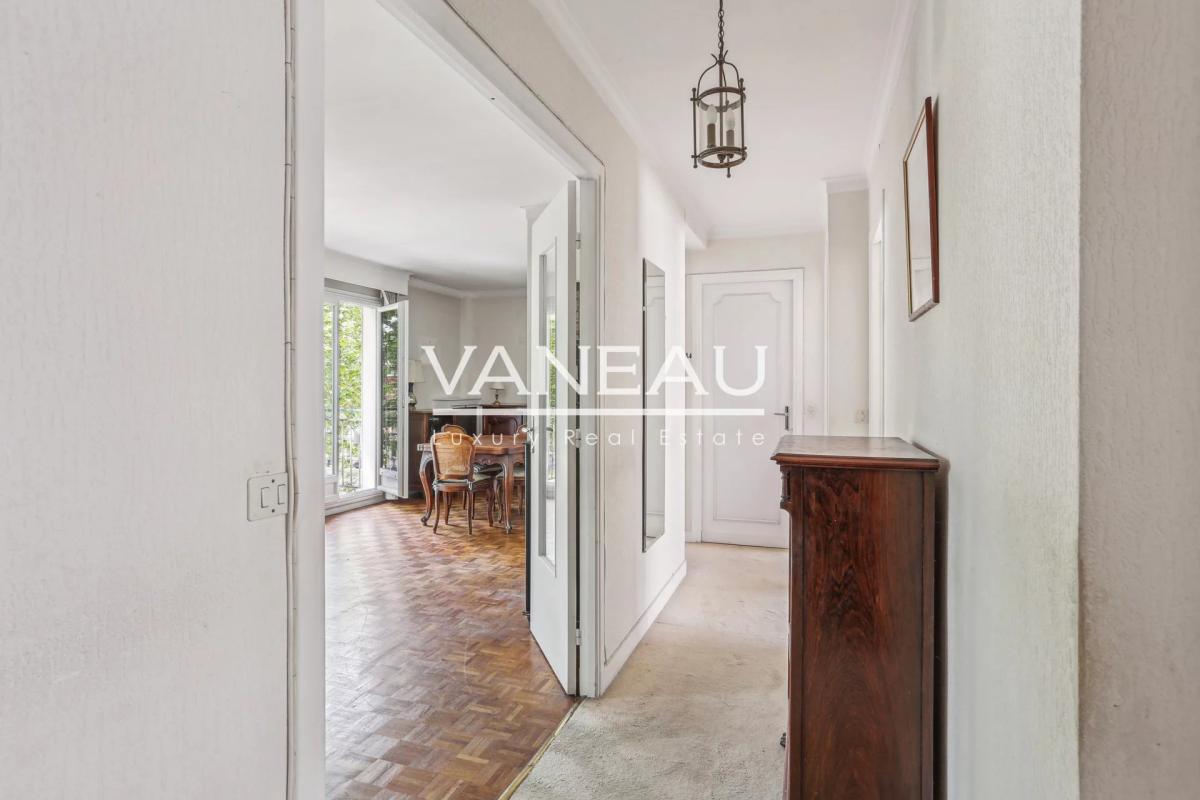 Deux chambres, en étage avec balcon