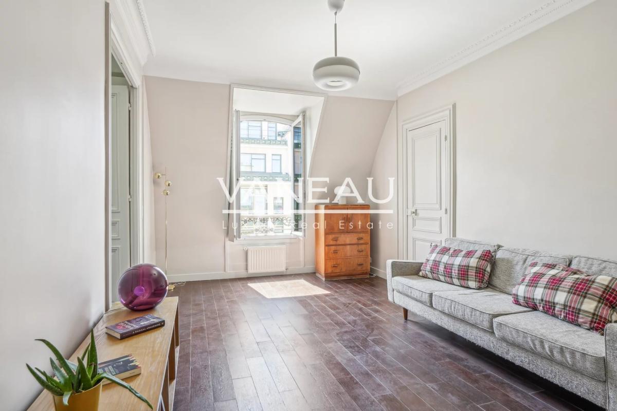 PARIS Ier - Trois Pièces - Vue dégagée