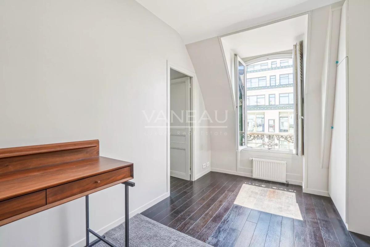 PARIS Ier - Trois Pièces - Vue dégagée