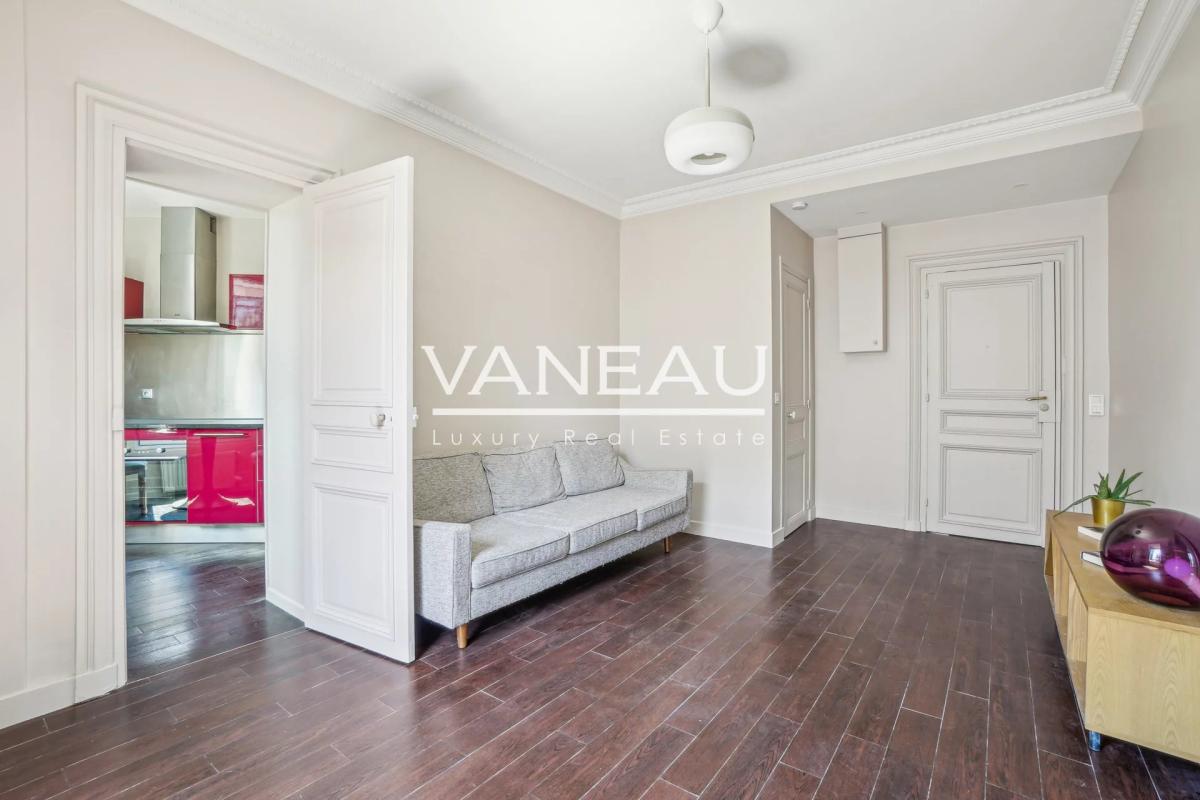 PARIS Ier - Trois Pièces - Vue dégagée