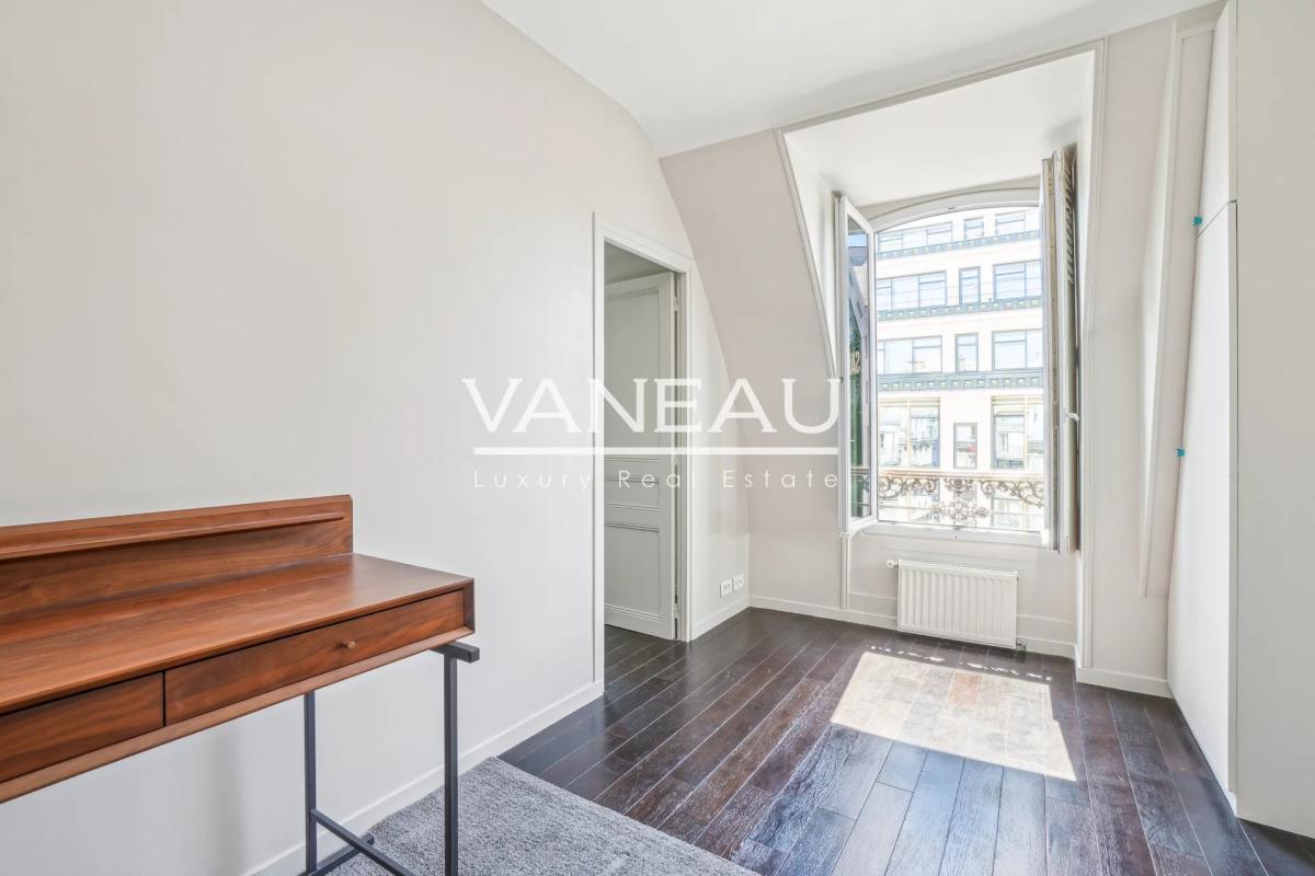 PARIS Ier - Trois Pièces - Vue dégagée