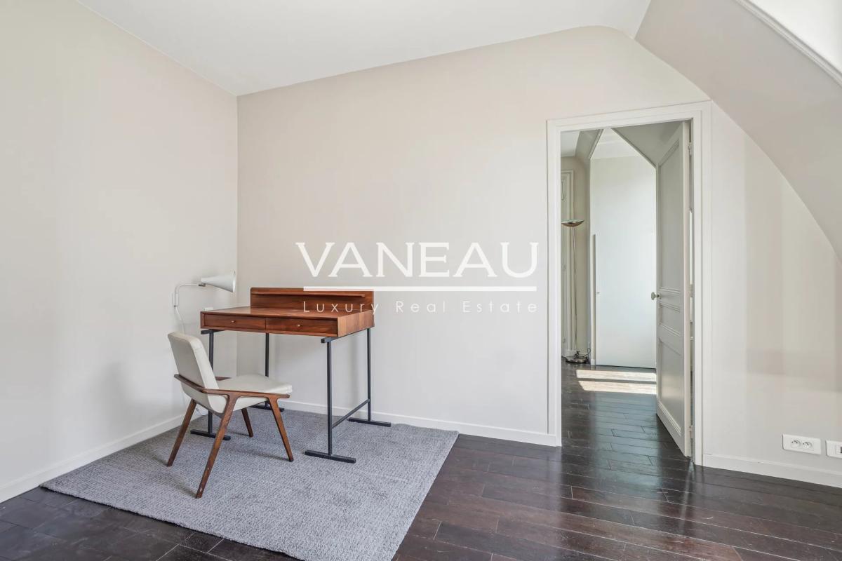 PARIS Ier - Trois Pièces - Vue dégagée