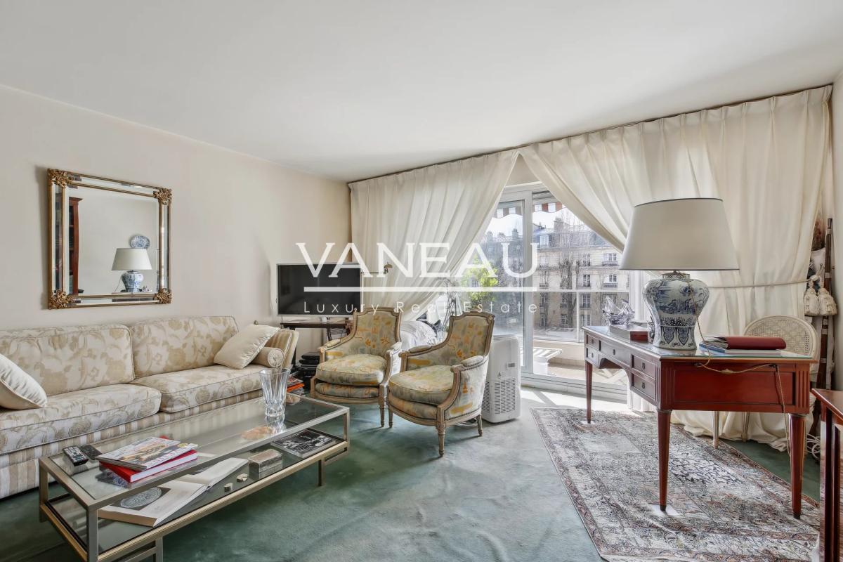 Neuilly - Mairie - Deux pièces avec large balcon