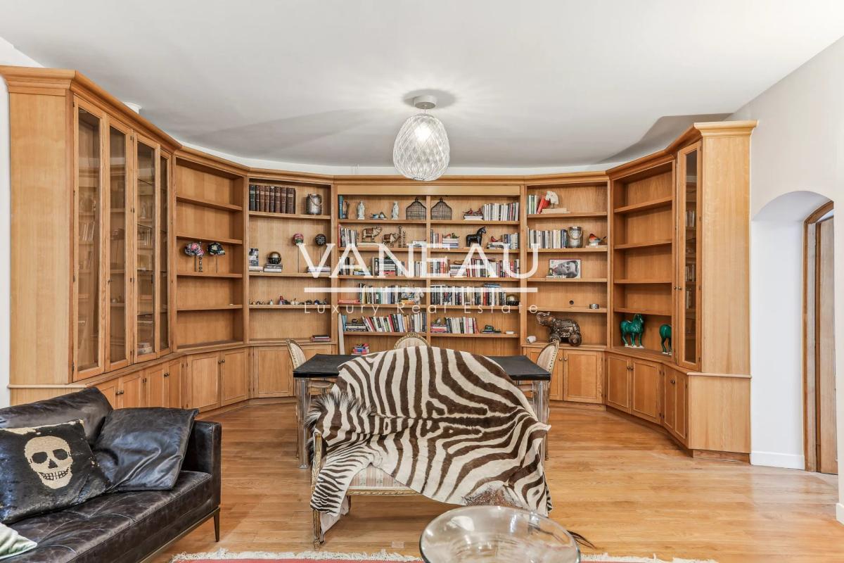 Paris VIIIe - Duplex de six pièces avec grande terrasse arborée 