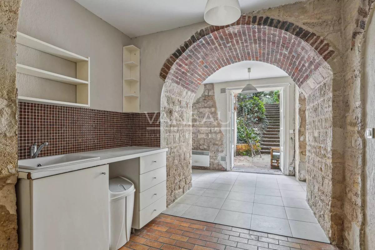 Paris VIIIe - Appartement de quatre pièces avec cour anglaise et