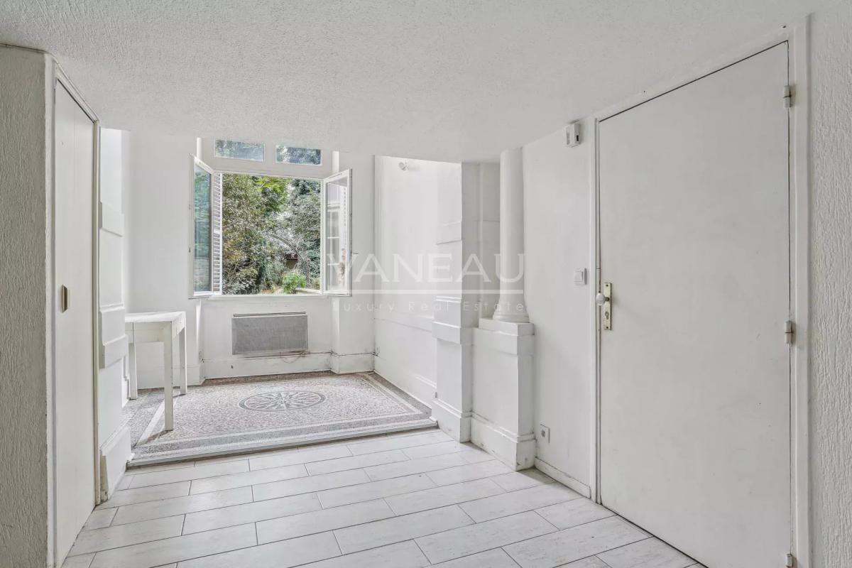 Paris VIIIe - Appartement de quatre pièces avec cour anglaise et