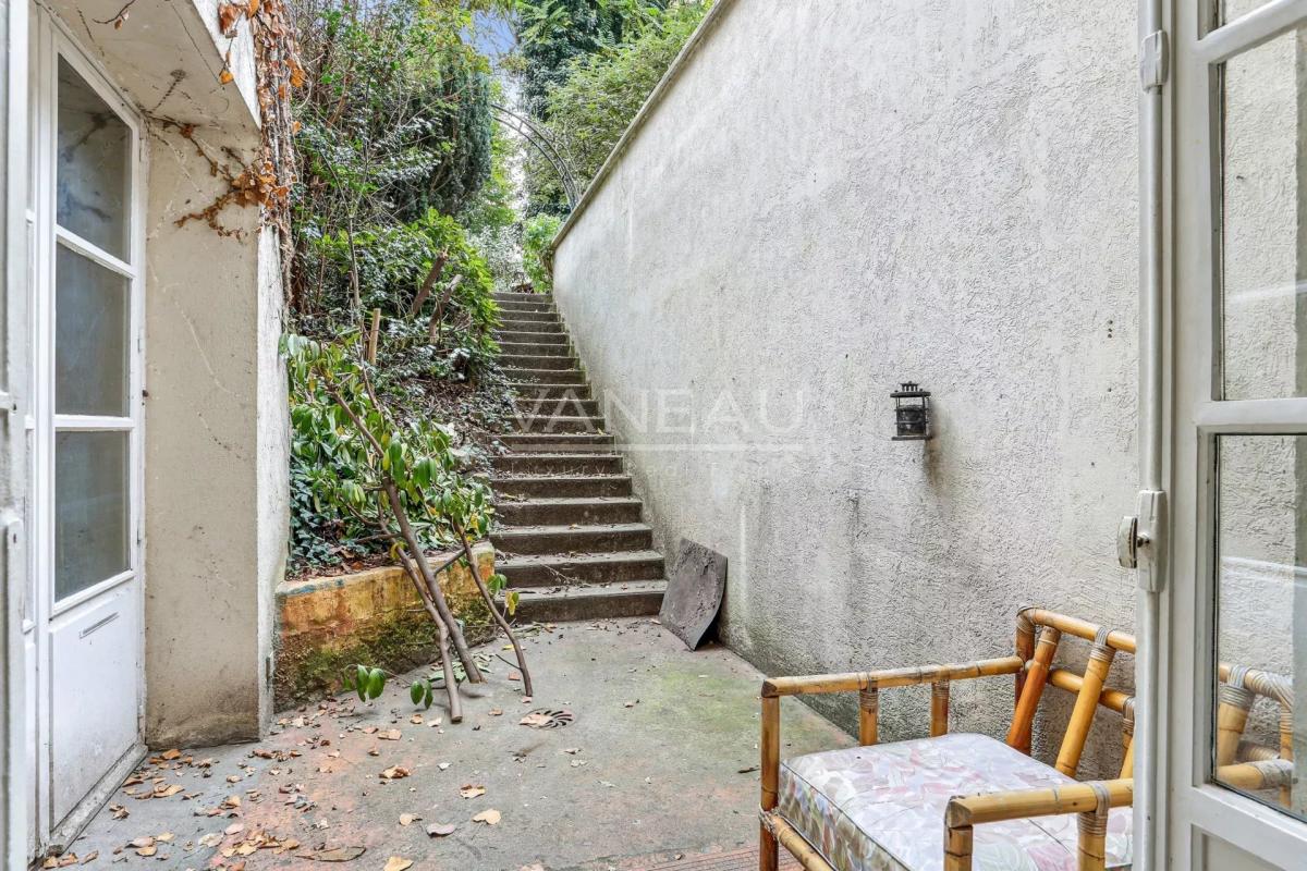 Paris VIIIe - Appartement de quatre pièces avec cour anglaise et