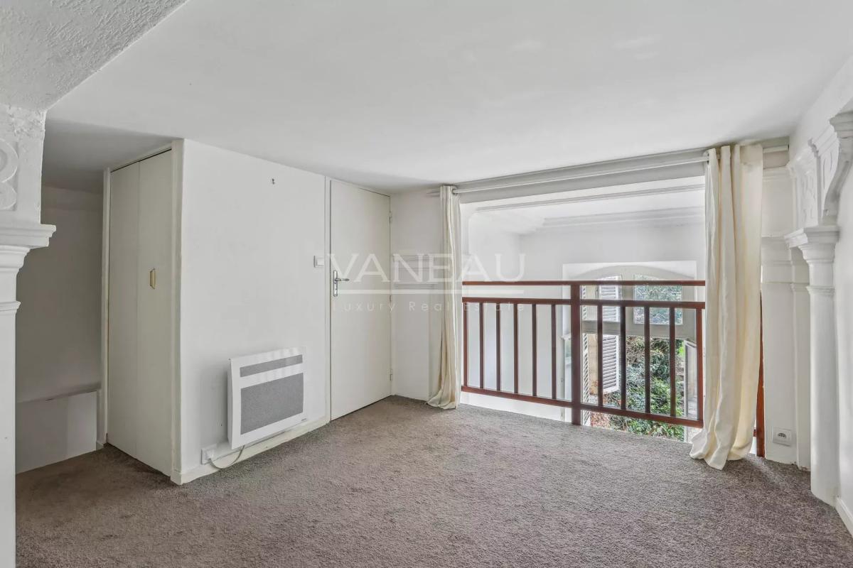 Paris VIIIe - Appartement de quatre pièces avec cour anglaise et