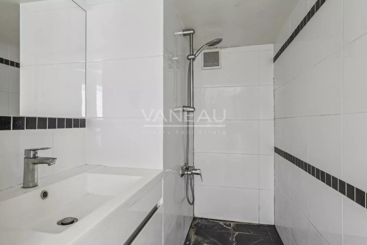 Paris VIIIe - Appartement de quatre pièces avec cour anglaise et