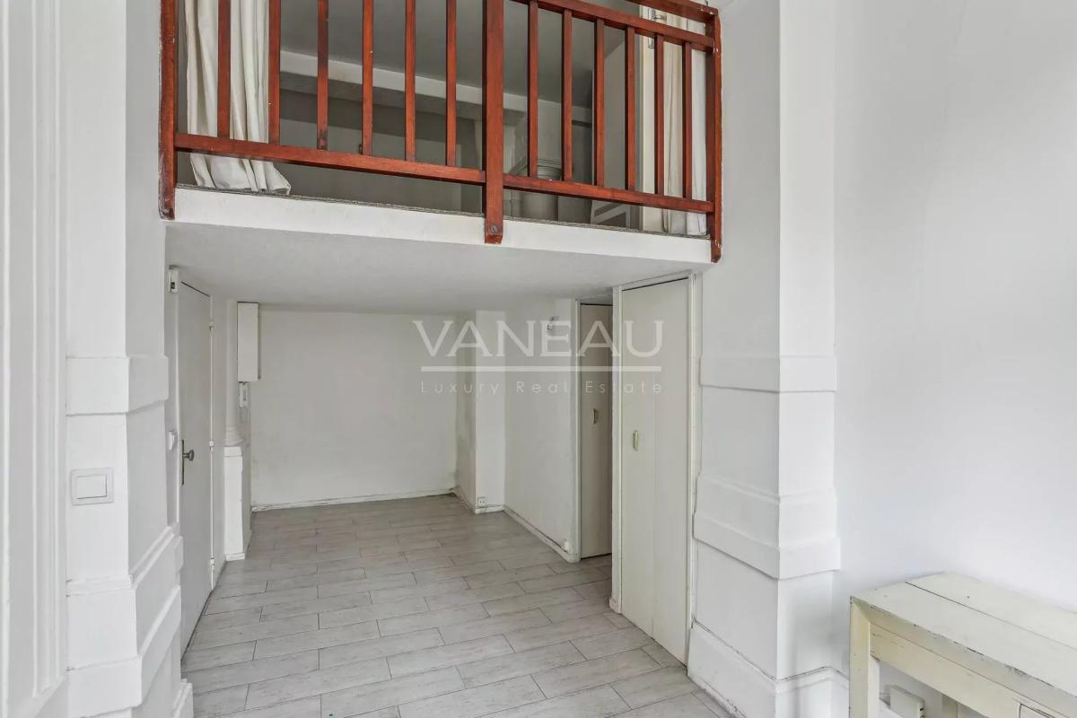 Paris VIIIe - Appartement de quatre pièces avec cour anglaise et