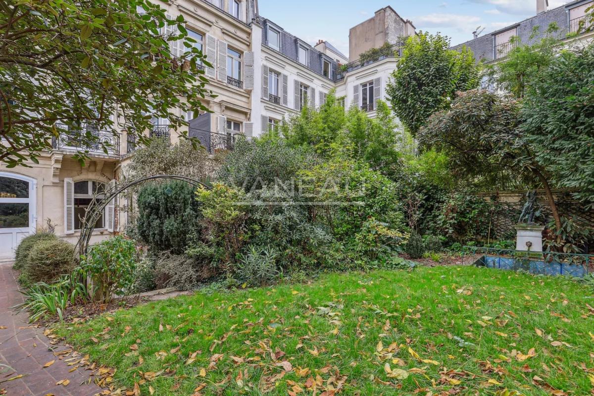 Paris VIIIe - Appartement de quatre pièces avec cour anglaise et