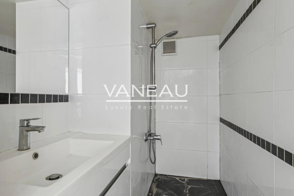 Paris VIIIe - Appartement de quatre pièces avec cour anglaise et