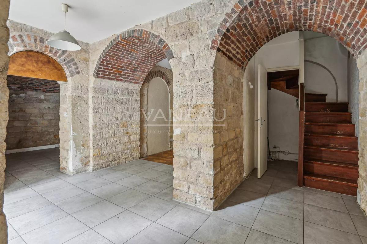 Paris VIIIe - Appartement de quatre pièces avec cour anglaise et