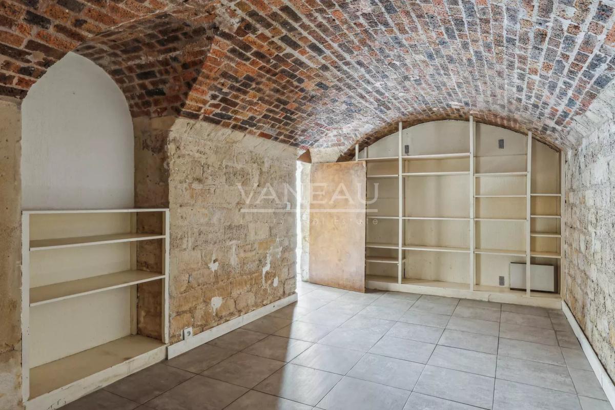 Paris VIIIe - Appartement de quatre pièces avec cour anglaise et