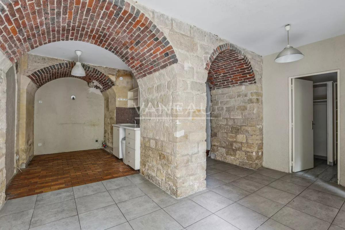 Paris VIIIe - Appartement de quatre pièces avec cour anglaise et