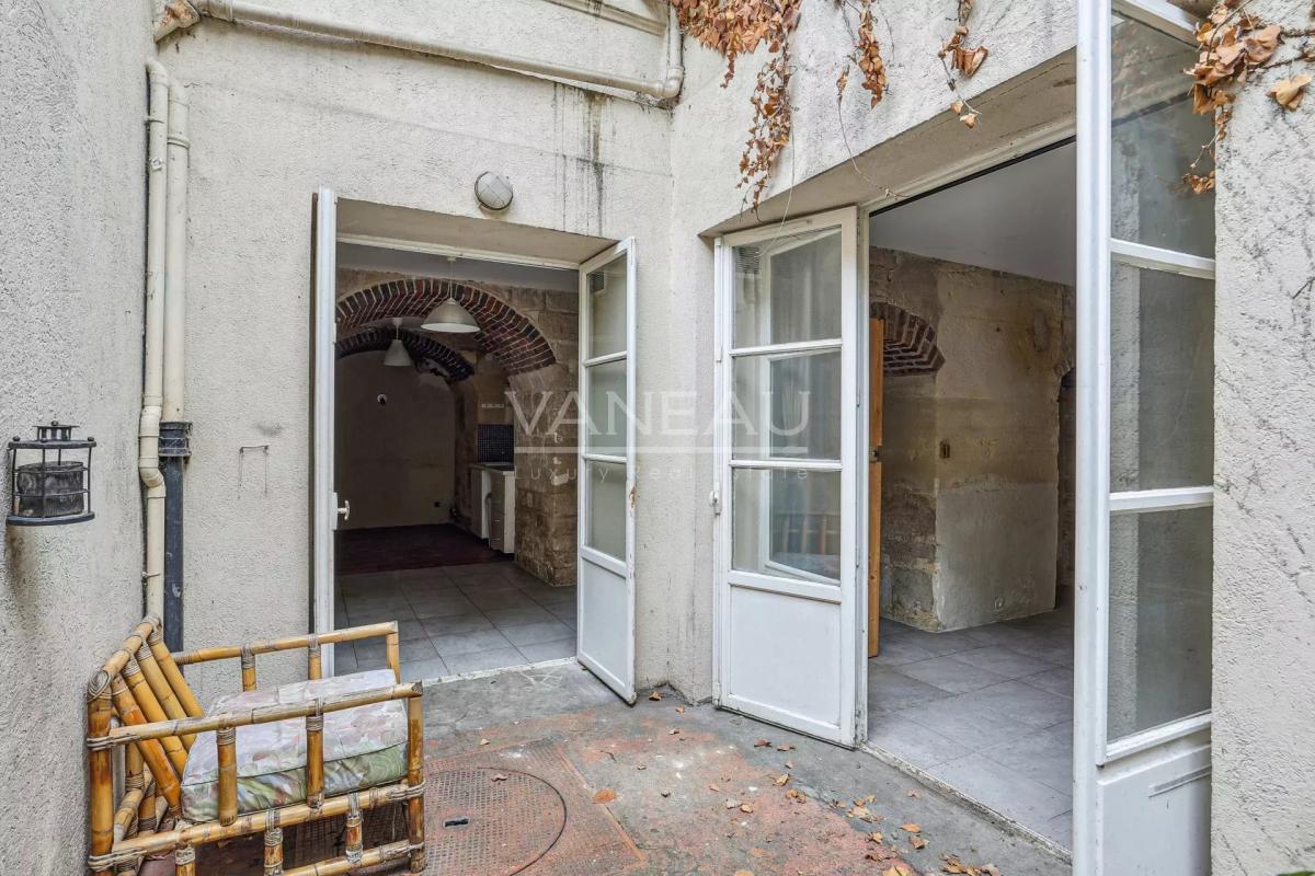 Paris VIIIe - Appartement de quatre pièces avec cour anglaise et