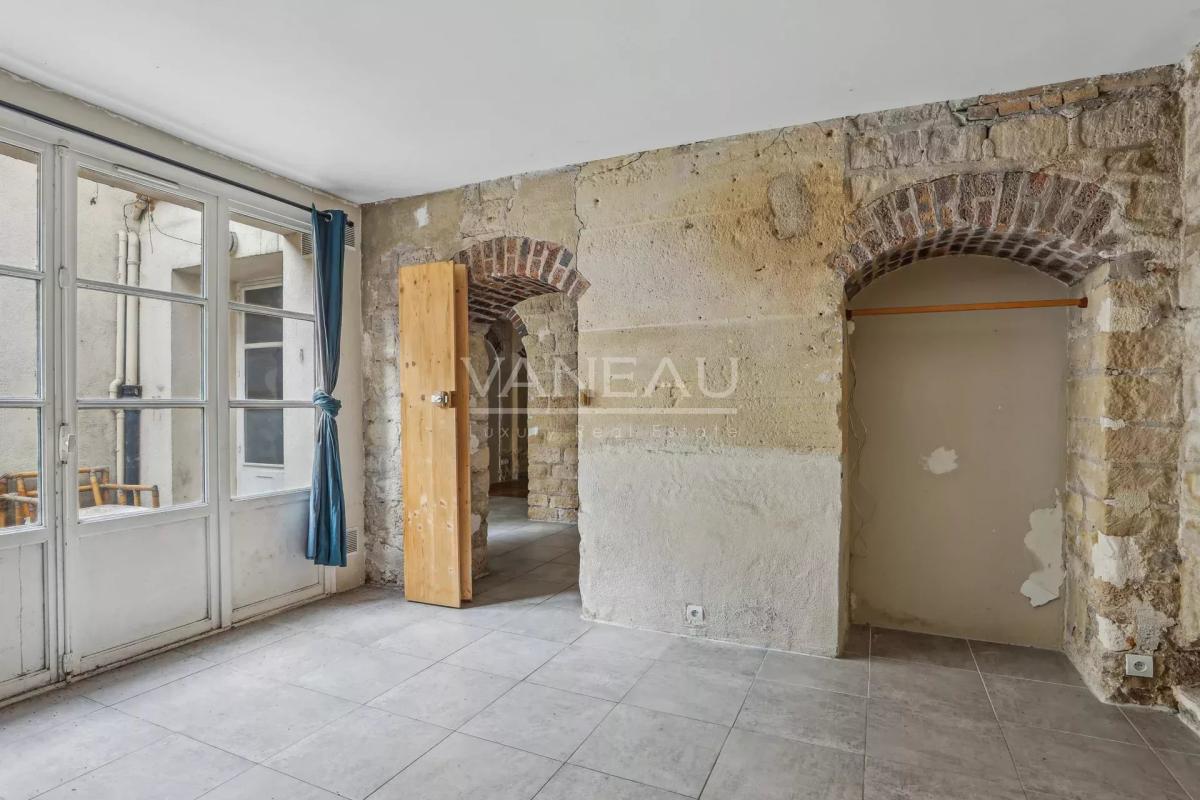 Paris VIIIe - Appartement de quatre pièces avec cour anglaise et