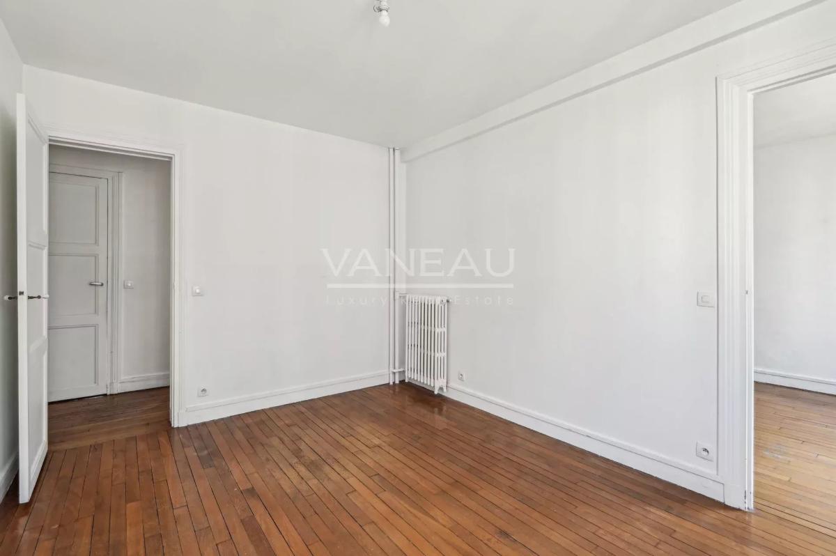 Paris XVe Volontaires - Appartement lumineux en étage élevé