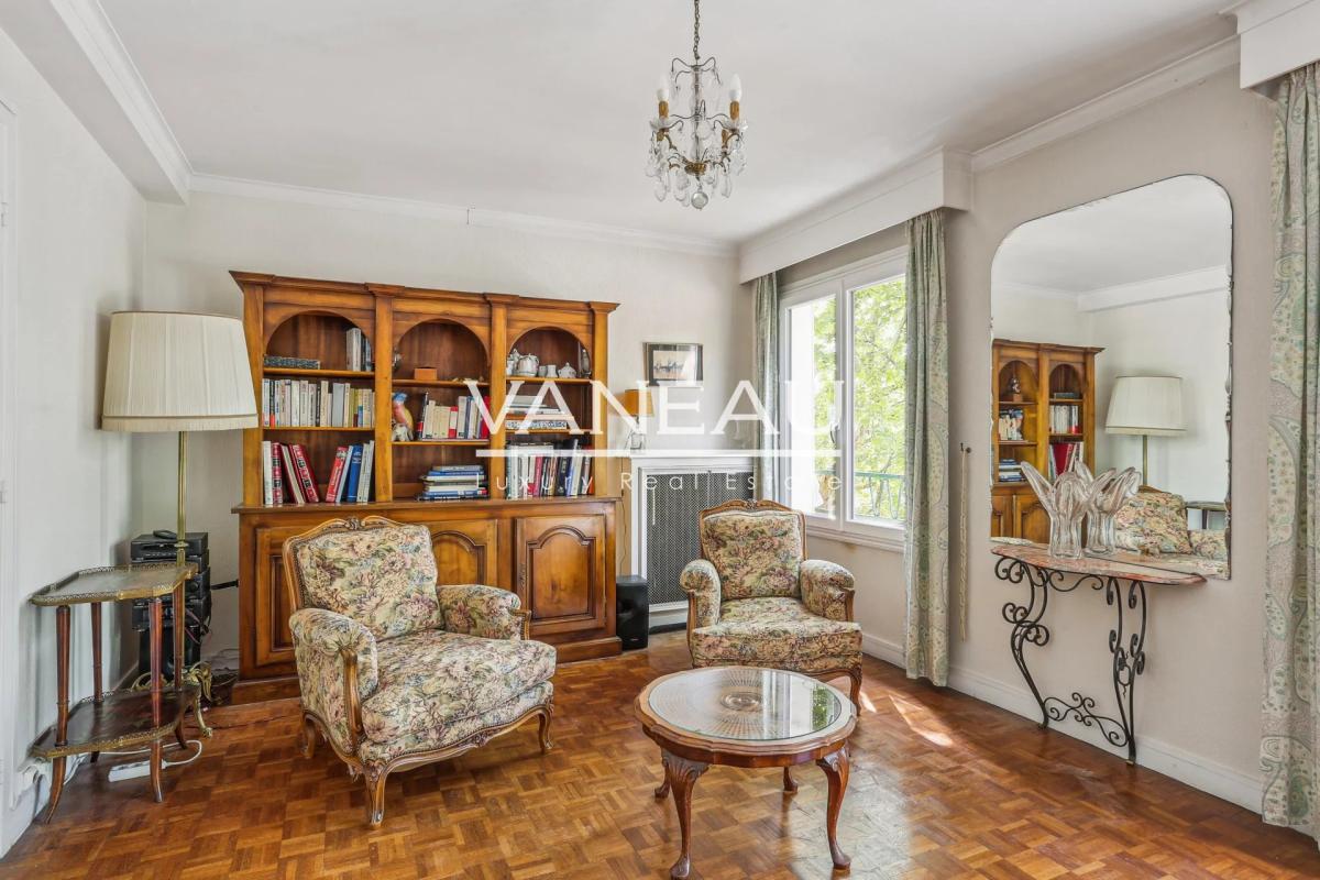 Deux chambres, en étage avec balcon