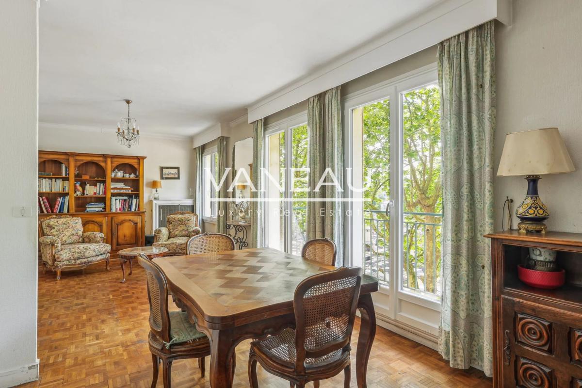 Deux chambres, en étage avec balcon