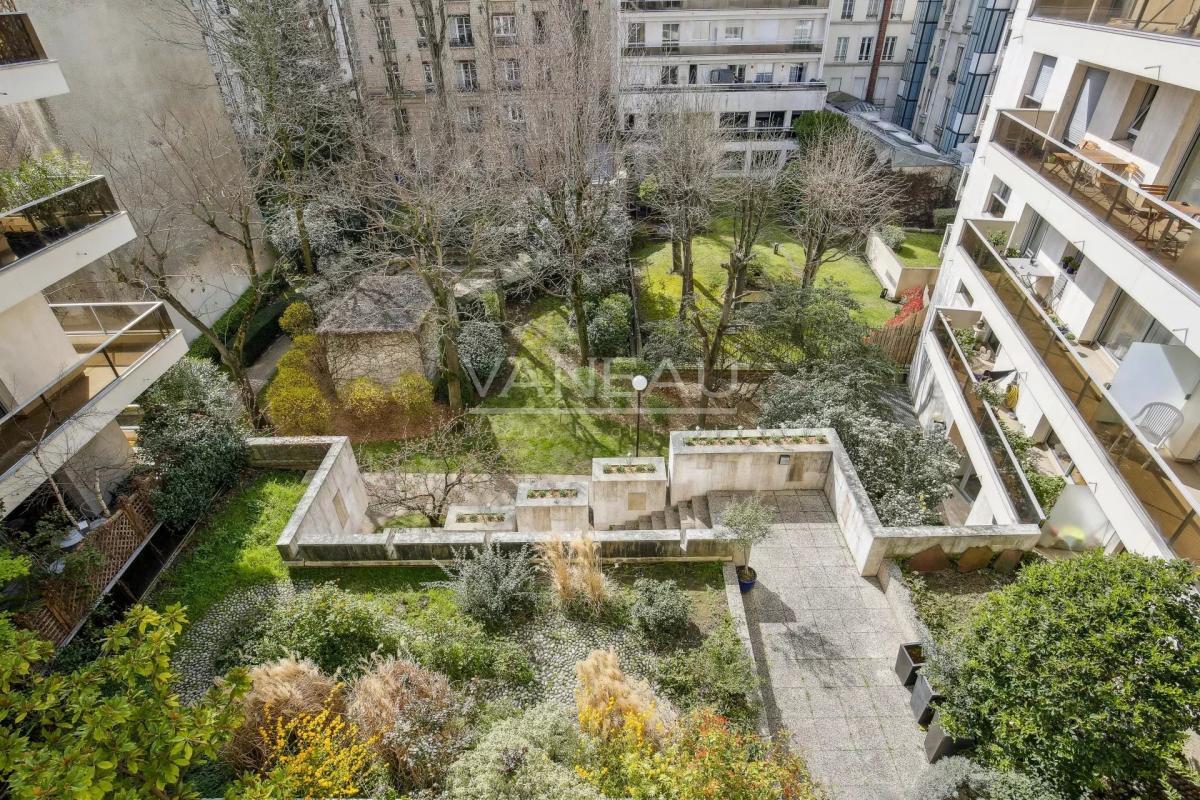 Neuilly - Mairie - Deux pièces avec large balcon