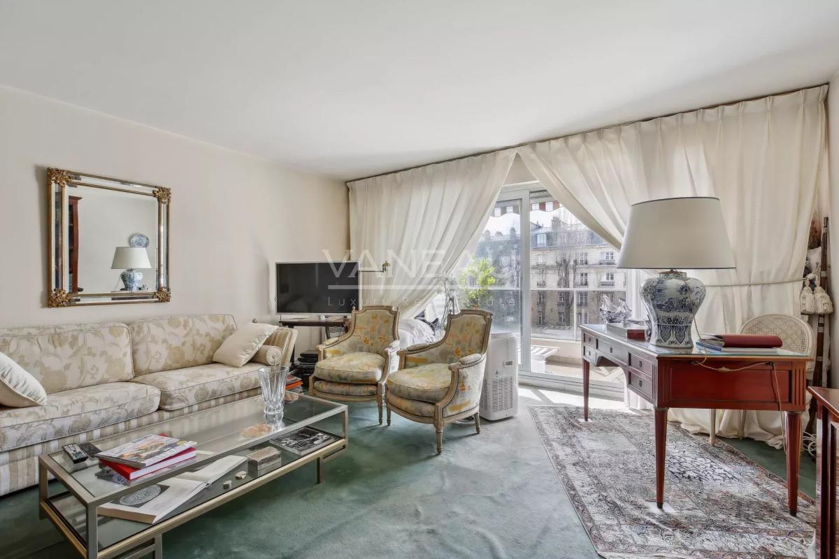 Neuilly - Mairie - Deux pièces avec large balcon