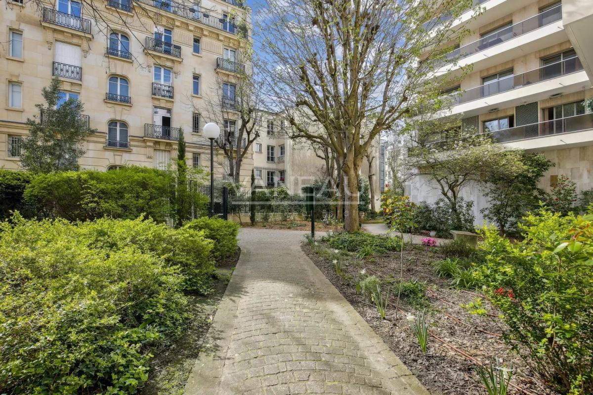 Neuilly - Mairie - Deux pièces avec large balcon