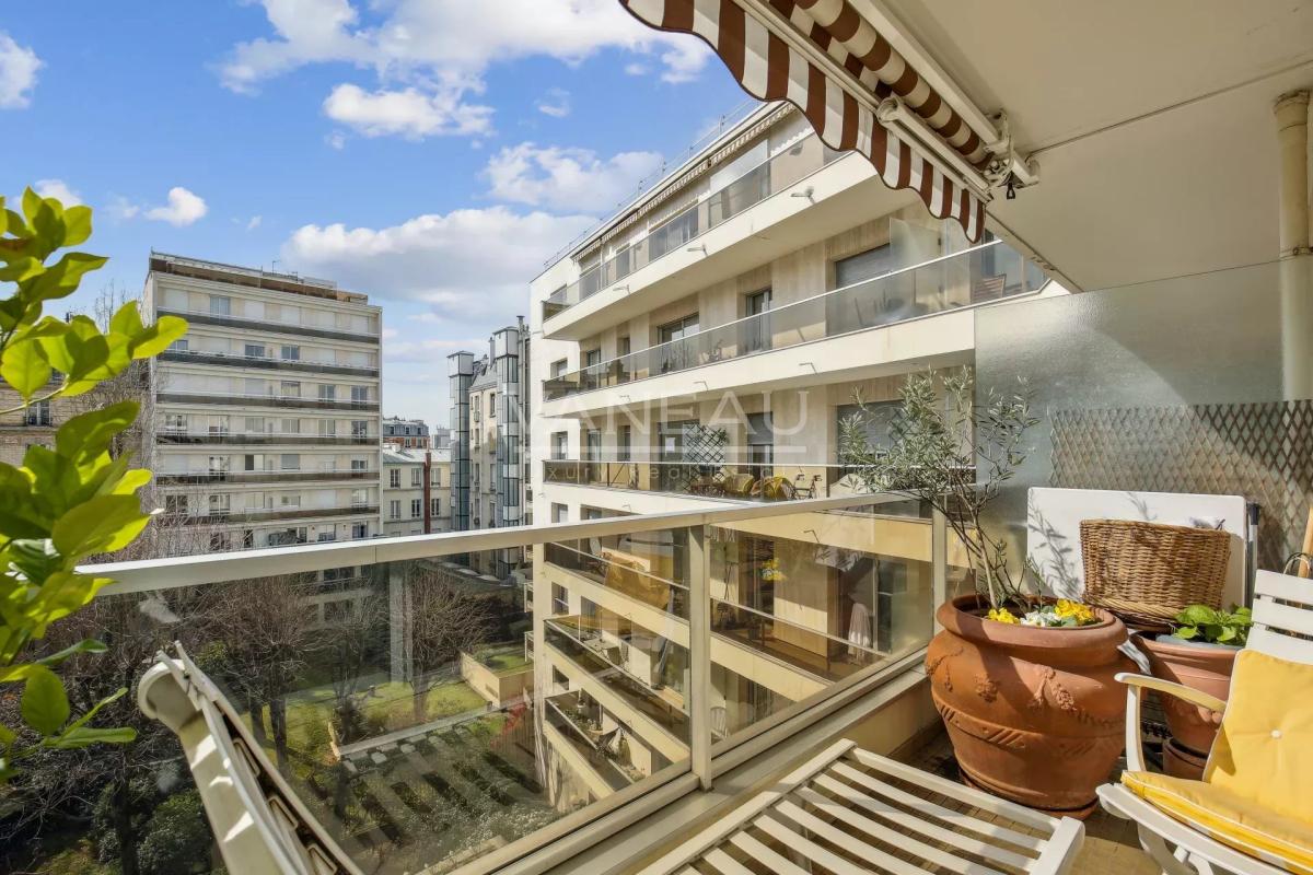 Neuilly - Mairie - Deux pièces avec large balcon
