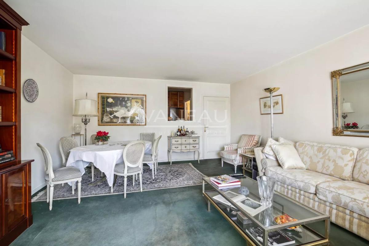 Neuilly - Mairie - Deux pièces avec large balcon